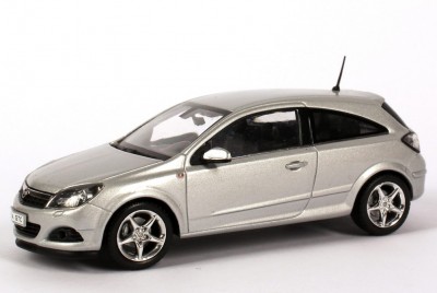 1zu43_Opel_Astra_H_GTC_silber_Minichamps_22875_04.JPG